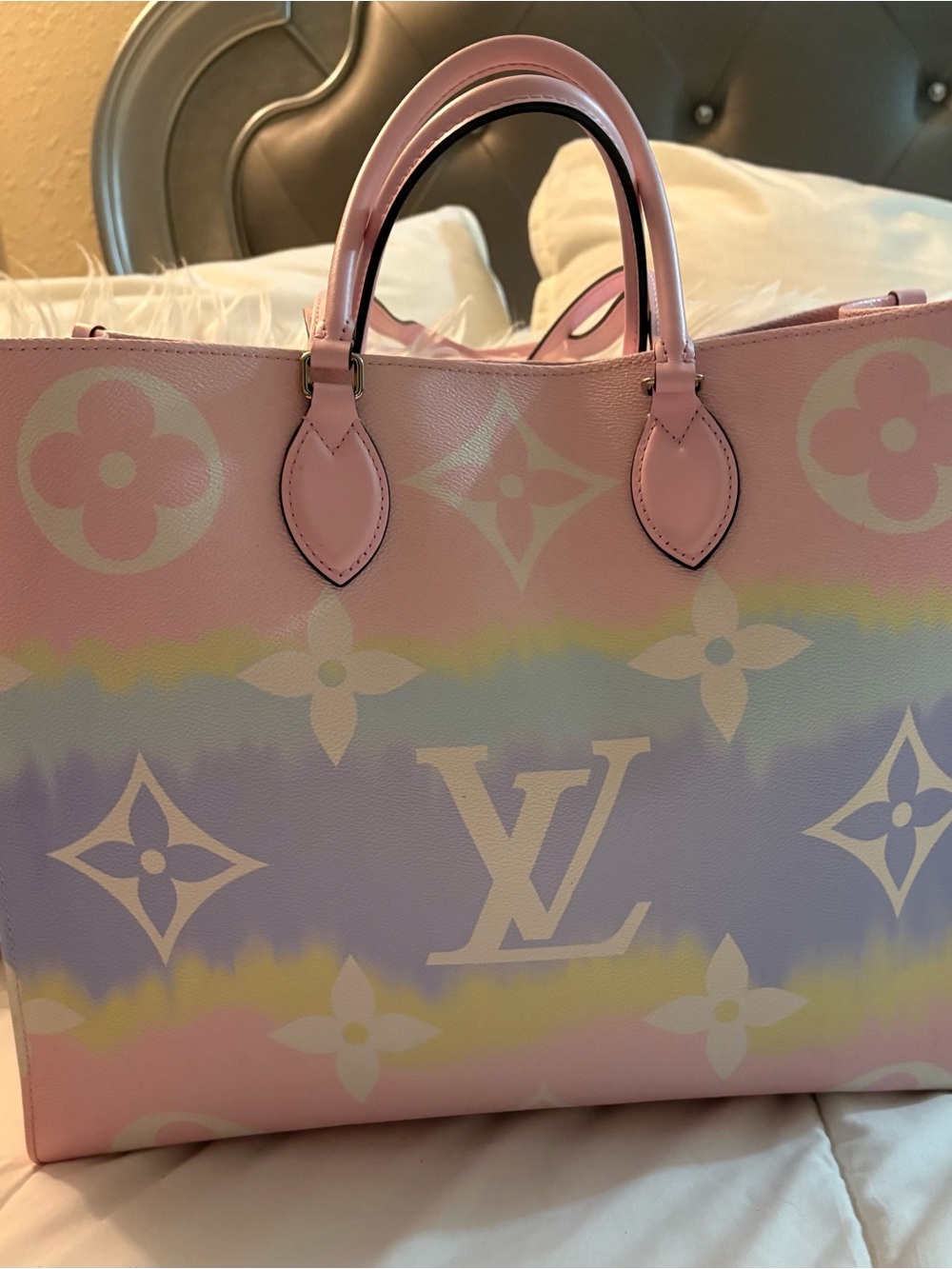 Limited Edition Louis Vuitton Escale OnTheGo GM Tote - Picture 10 of 16